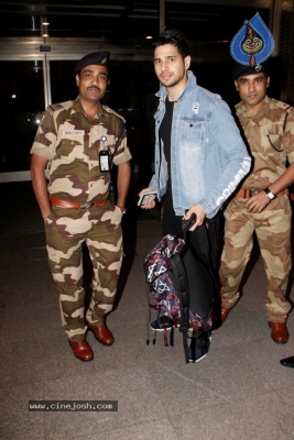 Bollywood Celebrities Spotted at Airport - 8 of 8
