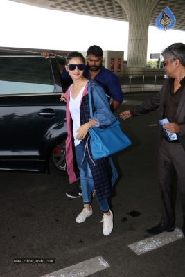 Bollywood Top Actresses Spotted at Airport - 7 of 42