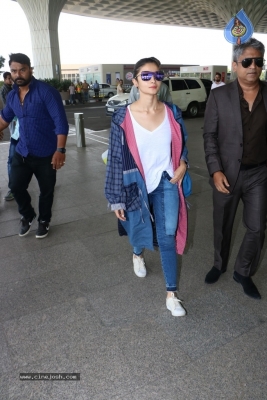 Bollywood Top Actresses Spotted at Airport - 13 of 42
