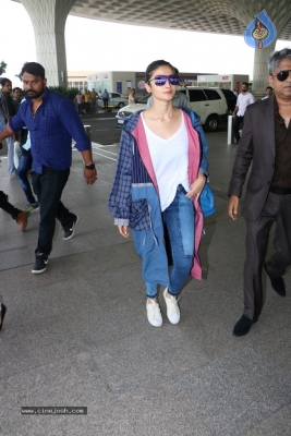 Bollywood Top Actresses Spotted at Airport - 17 of 42