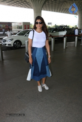 Bollywood Top Actresses Spotted at Airport - 23 of 42