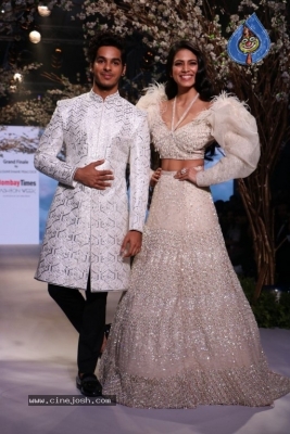 Celebrities at Bombay Times Fashion Week - 41 of 55
