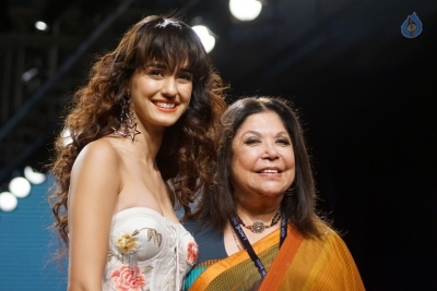 Celebrities at LFW Winter 2017 Show - 30 of 40