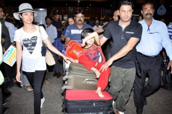 Celebrities at Mumbai Airport - 5 of 34