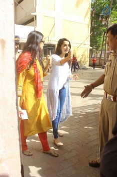 Celebrities Cast Their Vote in BMC Election 2017 - 28 of 54