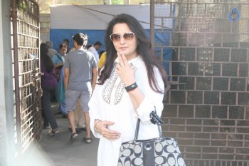 Celebrities Cast Their Vote in BMC Election 2017 - 29 of 54