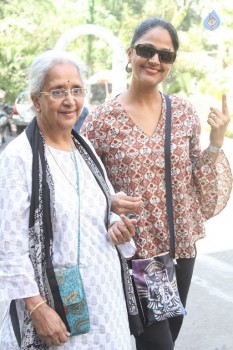 Celebrities Cast Their Vote in BMC Election 2017 - 31 of 54