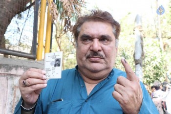 Celebrities Cast Their Vote in BMC Election 2017 - 33 of 54