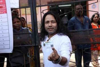 Celebrities Cast Their Vote in BMC Election 2017 - 37 of 54