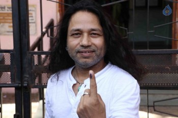 Celebrities Cast Their Vote in BMC Election 2017 - 39 of 54
