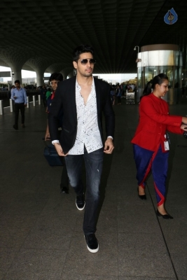 Celebrities Spotted at Airport - 29 of 32