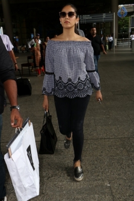 Celebrities Spotted at Mumbai Airport - 33 of 42