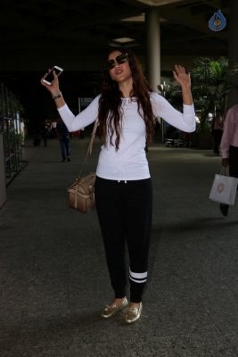Celebrities Spotted at Mumbai Airport - 34 of 42