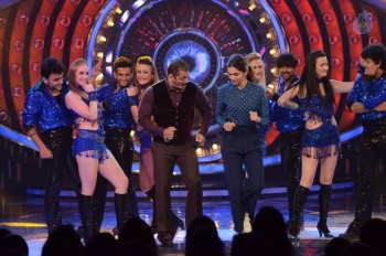 Deepika and Salman at Bigg Boss 9 House - 1 of 6