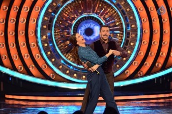 Deepika and Salman at Bigg Boss 9 House - 2 of 6