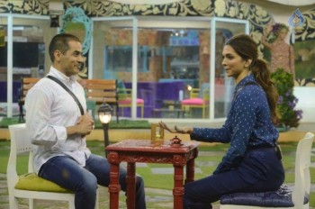 Deepika and Salman at Bigg Boss 9 House - 3 of 6