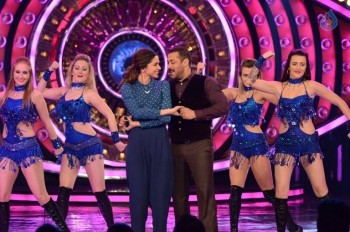 Deepika and Salman at Bigg Boss 9 House - 4 of 6