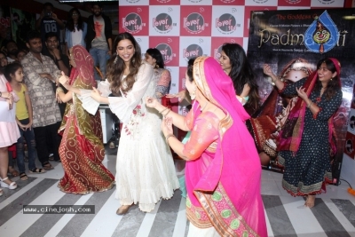 Deepika Padukone Promote Padmavati Film - 14 of 17