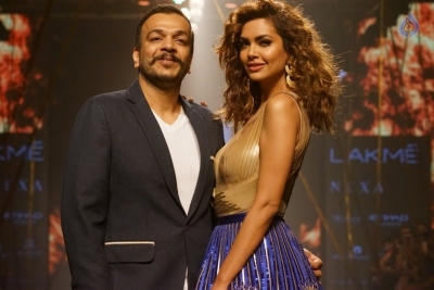 Esha Gupta Walks The Ramp at LFW 2017 - 4 of 15
