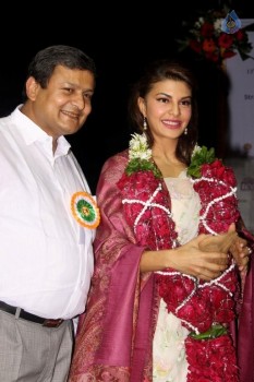 Jacqueline gets Felicitated at Mumbai University  - 34 of 50
