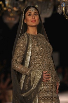 Kareena Kapoor at LFW Winter Festive 2016 - 9 of 42