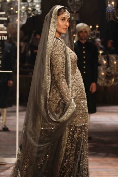 Kareena Kapoor at LFW Winter Festive 2016 - 10 of 42