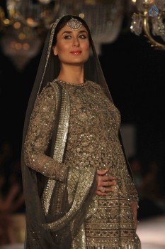 Kareena Kapoor at LFW Winter Festive 2016 - 21 of 42