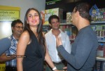 Kareena, Sharman n Madhavan at the Launch of '3 Idiots' script book - 66 of 69