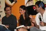 Kareena, Sharman n Madhavan at the Launch of '3 Idiots' script book - 36 of 69