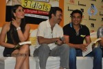 Kareena, Sharman n Madhavan at the Launch of '3 Idiots' script book - 25 of 69