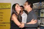 Kareena, Sharman n Madhavan at the Launch of '3 Idiots' script book - 48 of 69