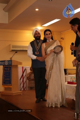 Karisma Kapoor Honoured With Extraordinary Women Award - 3 of 11