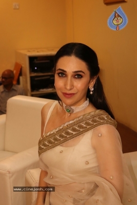 Karisma Kapoor Honoured With Extraordinary Women Award - 4 of 11