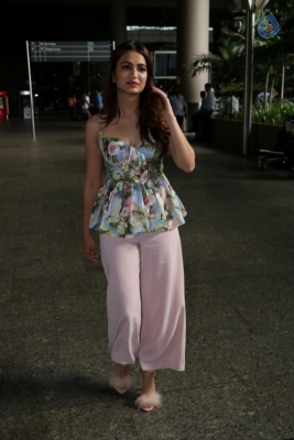 Kriti Kharbanda Spotted at Airport - 4 of 10