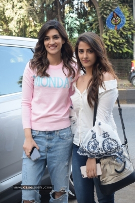 Kriti Sanon And Nupur Sanon At Miss Malini Show - 3 of 9