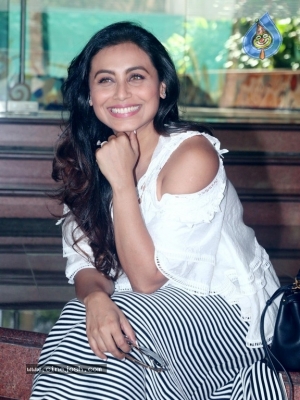 Rani Mukerji Spotted At Yash Raj Studio In Andheri - 8 of 8