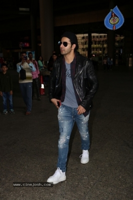 Sachin Tendulkar and Bollywood Celebrities Spotted at Airport - 27 of 60