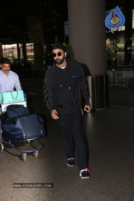 Sachin Tendulkar and Bollywood Celebrities Spotted at Airport - 29 of 60