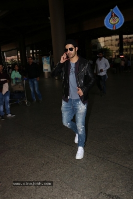 Sachin Tendulkar and Bollywood Celebrities Spotted at Airport - 33 of 60