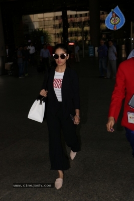 Sachin Tendulkar and Bollywood Celebrities Spotted at Airport - 37 of 60