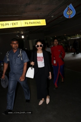 Sachin Tendulkar and Bollywood Celebrities Spotted at Airport - 41 of 60