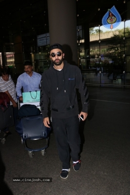 Sachin Tendulkar and Bollywood Celebrities Spotted at Airport - 42 of 60