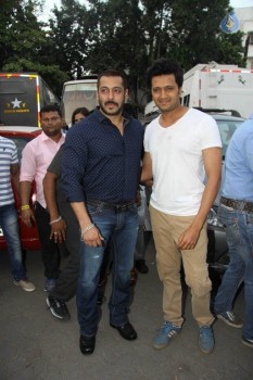 Salman Khan Visits Film Great Grand Masti Sets - 9 of 14