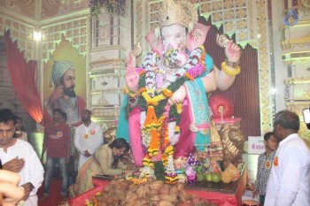 Shilpa Shetty Family at Andheri Cha Raja - 3 of 23