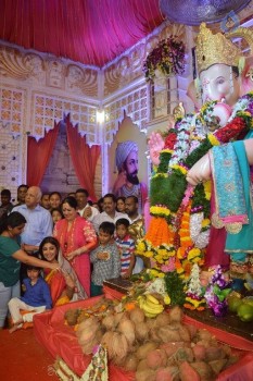 Shilpa Shetty Family at Andheri Cha Raja - 5 of 23