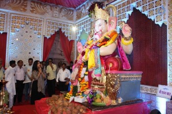 Shilpa Shetty Family at Andheri Cha Raja - 7 of 23