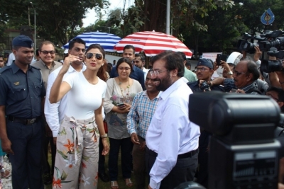 Shilpa Shetty Yoga Pose Statue Inauguration Pics - 19 of 38