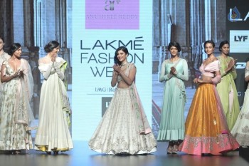 Shruti Haasan at LFW Summer Resort 2016 - 5 of 20