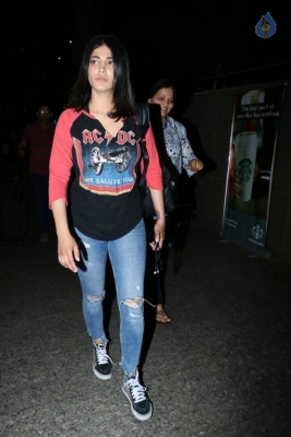 Shruti Haasan at Mumbai Airport - 2 of 17