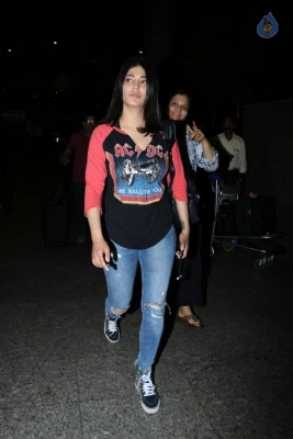 Shruti Haasan at Mumbai Airport - 4 of 17